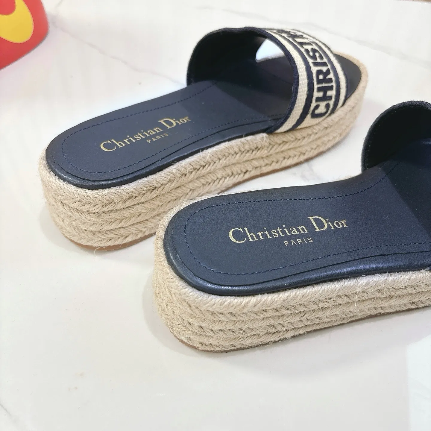 👟👟Ex-factory price 460👟👟 Dior 25ss spring and summer new IVIETA DWAY flat slippers sandals, original development of the top version on the market, CD letter logo three-dimensional embroidery thick-soled round toe open-toe slippers, soft and delicate foot feel, extremely comfortable, imported raffia electric embroidery on the upper, high-temperature water-soluble cotton technology fabric, water-dyed cowhide foot pad lining, original consistent combination outsole Code number: 35-41 (40.41 customized)